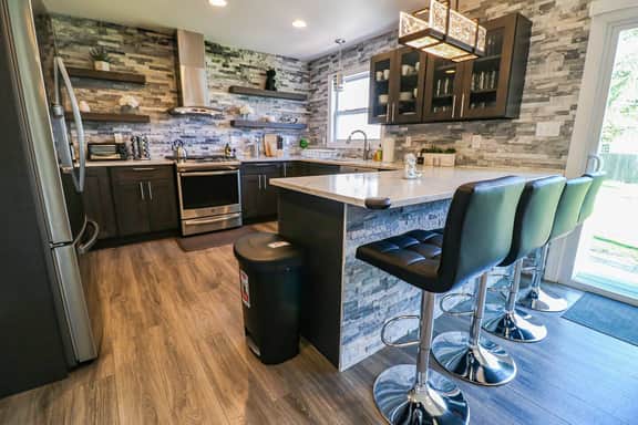 Lavish Spacious Home Near Town • Game Room • 4BR