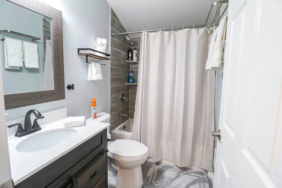 Lavish Spacious Home Near Town • Game Room • 4BR